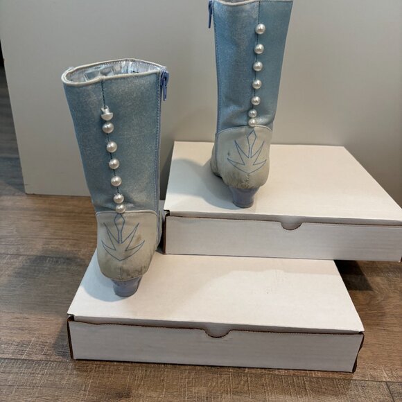 Frozen, Queen Elsa, complete dress up kit! Dress plays 2 songs, wand lights up! - Picture 10 of 12